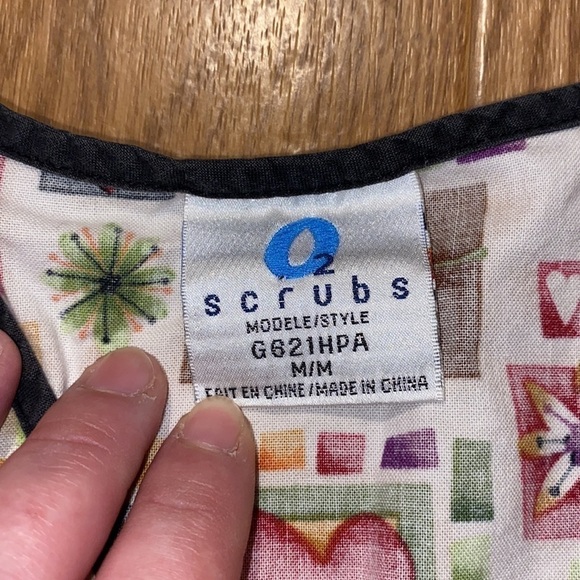 O2 Scrubs Fall Autumn Leaves Women's Scrub Top Tie up Back (Size Medium) - Picture 6 of 8